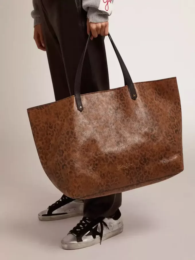Borsa Pasadena in pelle martellata con stampa leopardata e manici neri a contrasto Borsa Pasadena in pelle martellata con stampa leopardata e manici neri a contrasto