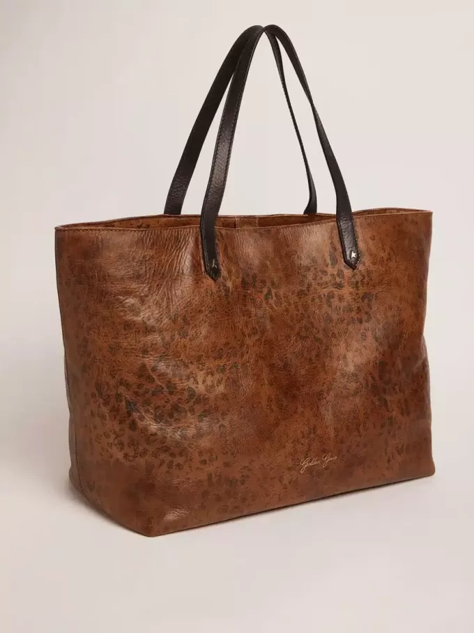 Borsa Pasadena in pelle martellata con stampa leopardata e manici neri a contrasto Borsa Pasadena in pelle martellata con stampa leopardata e manici neri a contrasto