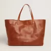 Borsa Pasadena in pelle martellata lucida color cuoio con logo dorato sul davanti Borsa Pasadena in pelle martellata lucida color cuoio con logo dorato sul davanti