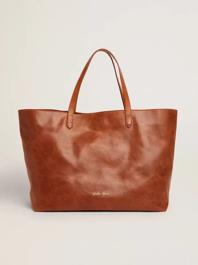 Borsa Pasadena in pelle martellata lucida color cuoio con logo dorato sul davanti Borsa Pasadena in pelle martellata lucida color cuoio con logo dorato sul davanti