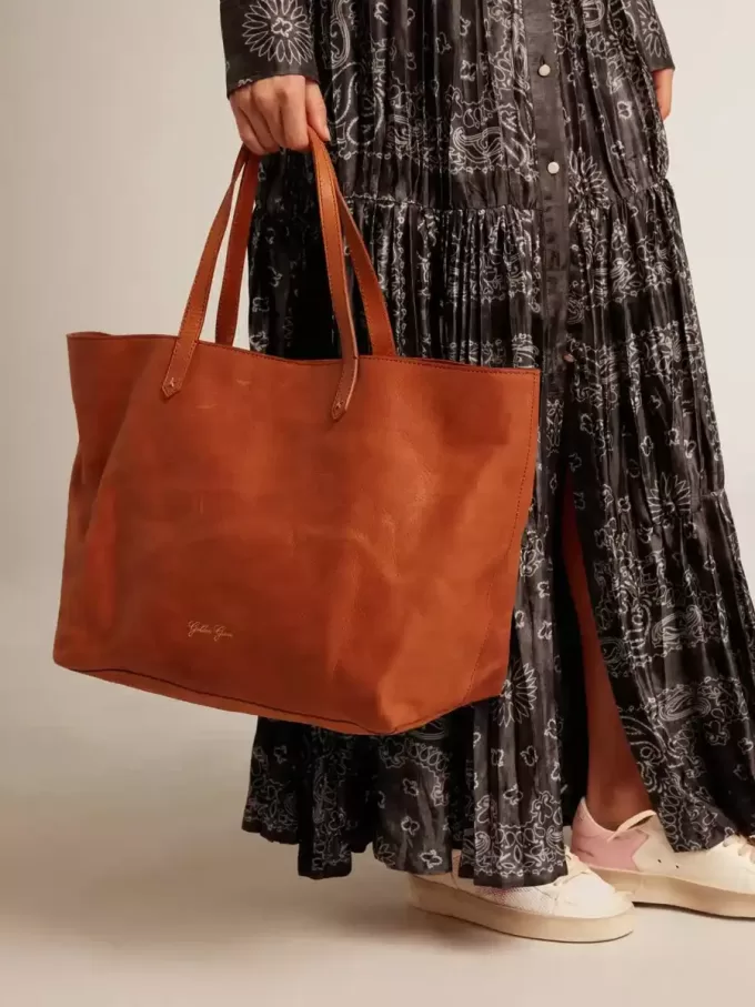 Borsa Pasadena in pelle martellata lucida color cuoio con logo dorato sul davanti Borsa Pasadena in pelle martellata lucida color cuoio con logo dorato sul davanti