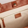 Borsa Pasadena in pelle martellata lucida color cuoio con logo dorato sul davanti Borsa Pasadena in pelle martellata lucida color cuoio con logo dorato sul davanti