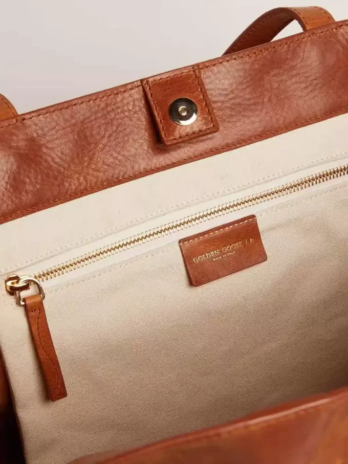 Borsa Pasadena in pelle martellata lucida color cuoio con logo dorato sul davanti Borsa Pasadena in pelle martellata lucida color cuoio con logo dorato sul davanti