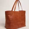Borsa Pasadena in pelle martellata lucida color cuoio con logo dorato sul davanti Borsa Pasadena in pelle martellata lucida color cuoio con logo dorato sul davanti