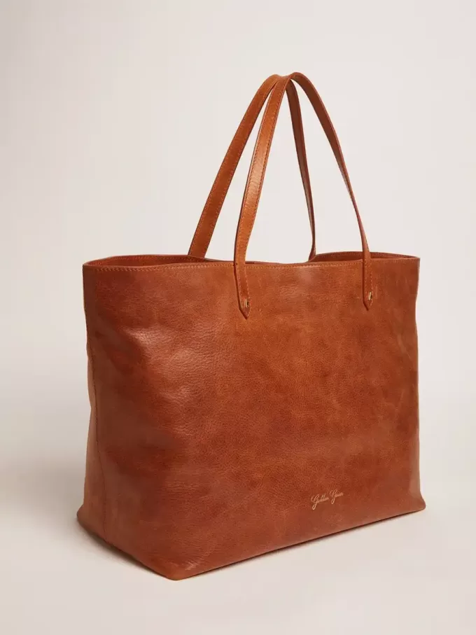 Borsa Pasadena in pelle martellata lucida color cuoio con logo dorato sul davanti Borsa Pasadena in pelle martellata lucida color cuoio con logo dorato sul davanti