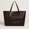 Borsa Pasadena in pelle martellata nera con logo dorato sul davanti Borsa Pasadena in pelle martellata nera con logo dorato sul davanti