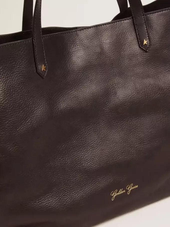 Borsa Pasadena in pelle martellata nera con logo dorato sul davanti Borsa Pasadena in pelle martellata nera con logo dorato sul davanti
