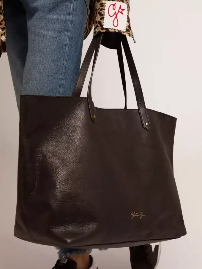Borsa Pasadena in pelle martellata nera con logo dorato sul davanti Borsa Pasadena in pelle martellata nera con logo dorato sul davanti