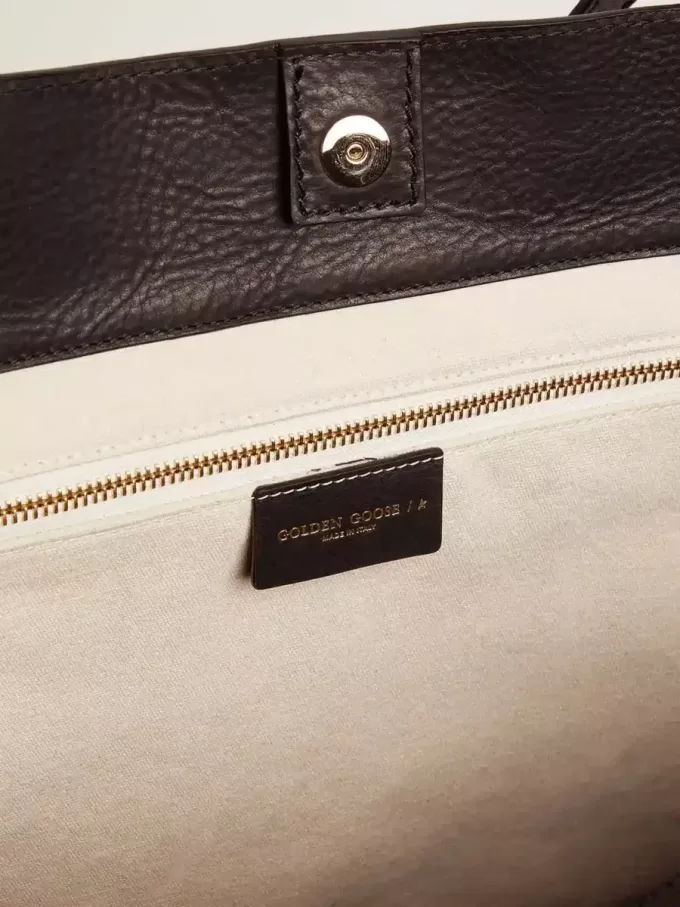 Borsa Pasadena in pelle martellata nera con logo dorato sul davanti Borsa Pasadena in pelle martellata nera con logo dorato sul davanti