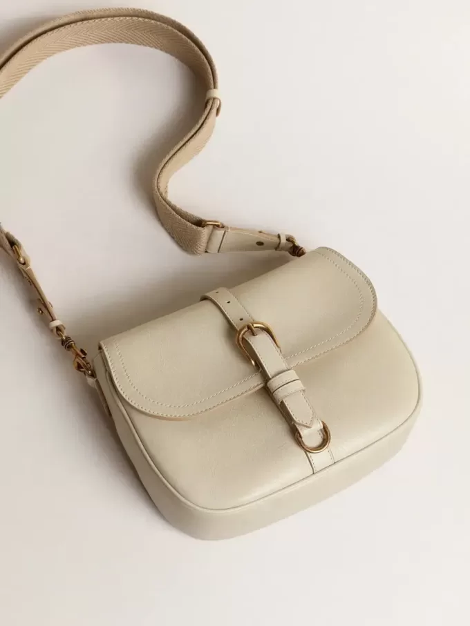 Borsa Sally media in pelle porcellana con fibbia e tracolla a contrasto Borsa Sally media in pelle porcellana con fibbia e tracolla a contrasto