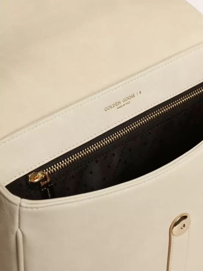 Borsa Sally media in pelle porcellana con fibbia e tracolla a contrasto Borsa Sally media in pelle porcellana con fibbia e tracolla a contrasto