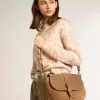 Borsa Sally media in pelle scamosciata color cenere con fibbia e tracolla a contrasto Borsa Sally media in pelle scamosciata color cenere con fibbia e tracolla a contrasto