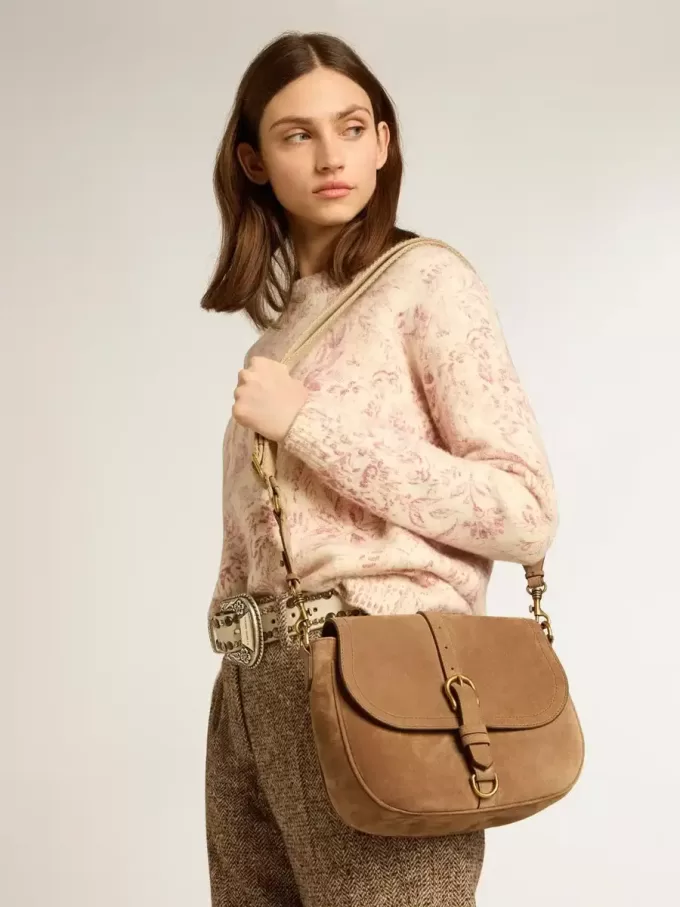 Borsa Sally media in pelle scamosciata color cenere con fibbia e tracolla a contrasto Borsa Sally media in pelle scamosciata color cenere con fibbia e tracolla a contrasto