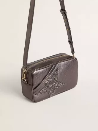 Borsa Star in pelle metallizzata grigia con stella in cristallo Swarovski
