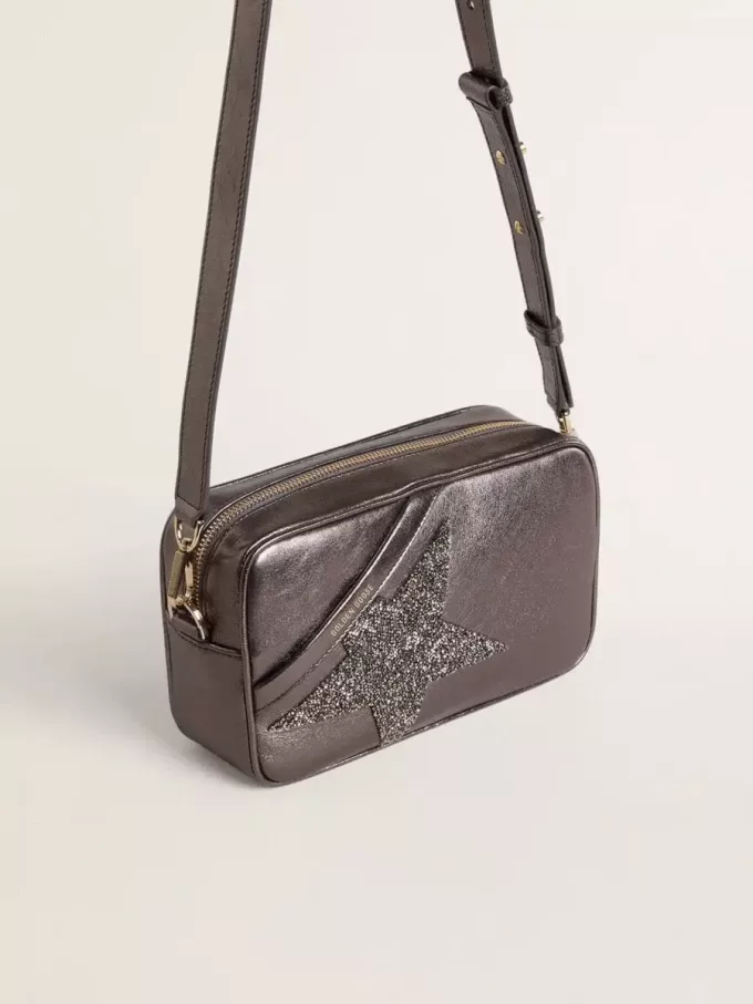 Borsa Star in pelle metallizzata grigia con stella in cristallo Swarovski Borsa Star in pelle metallizzata grigia con stella in cristallo Swarovski