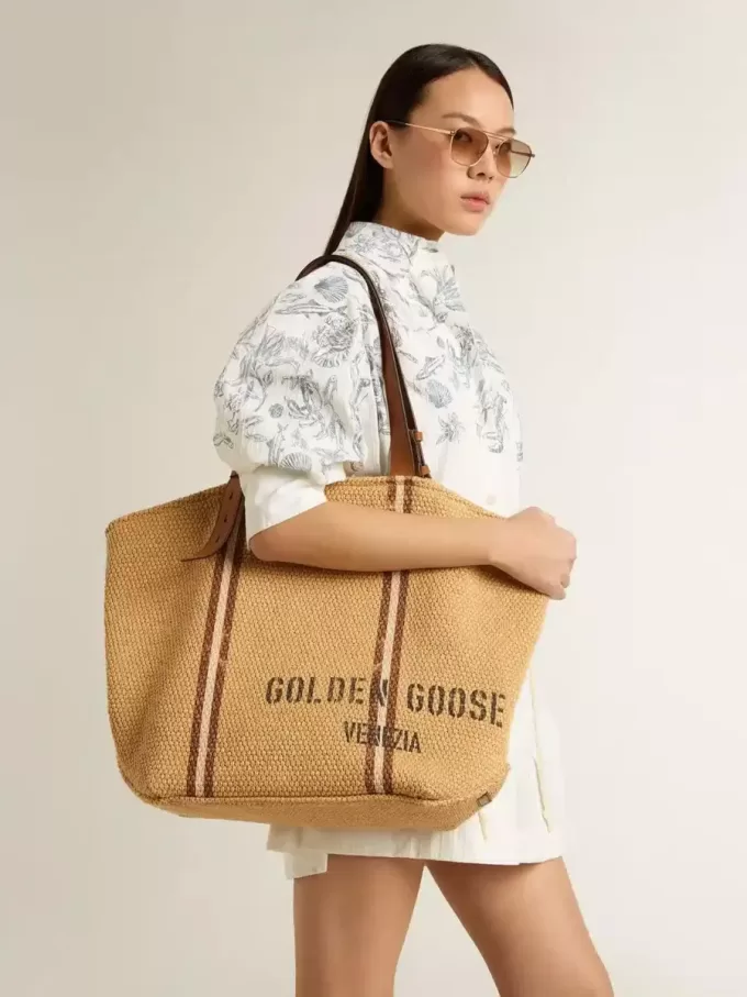 Borsa tote 24.7 in rafia naturale e pelle marrone con dettagli metallici dorati