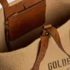Borsa tote 24.7 in rafia naturale e pelle marrone con dettagli metallici dorati