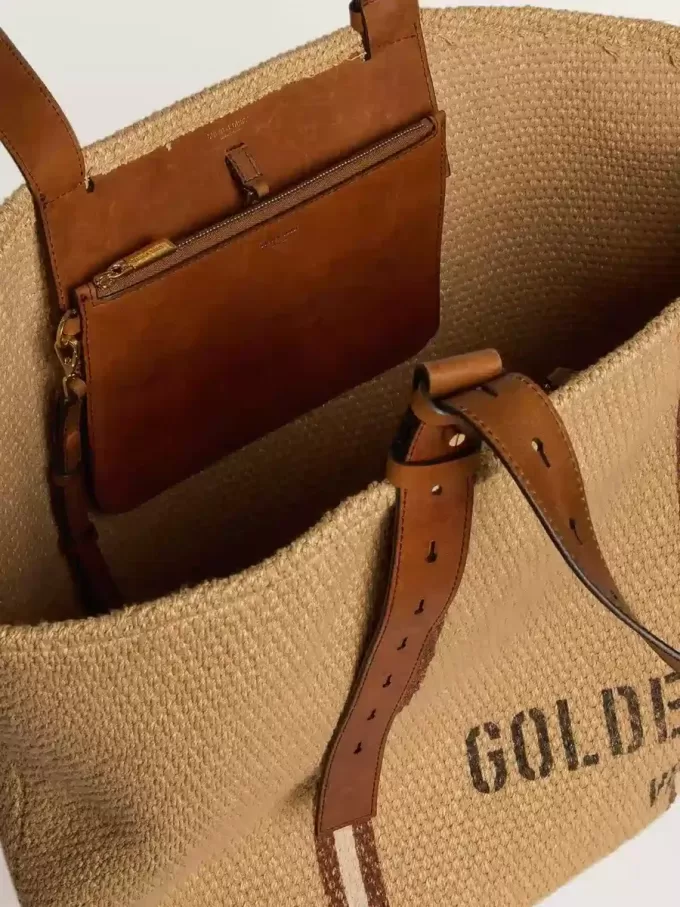 Borsa tote 24.7 in rafia naturale e pelle marrone con dettagli metallici dorati