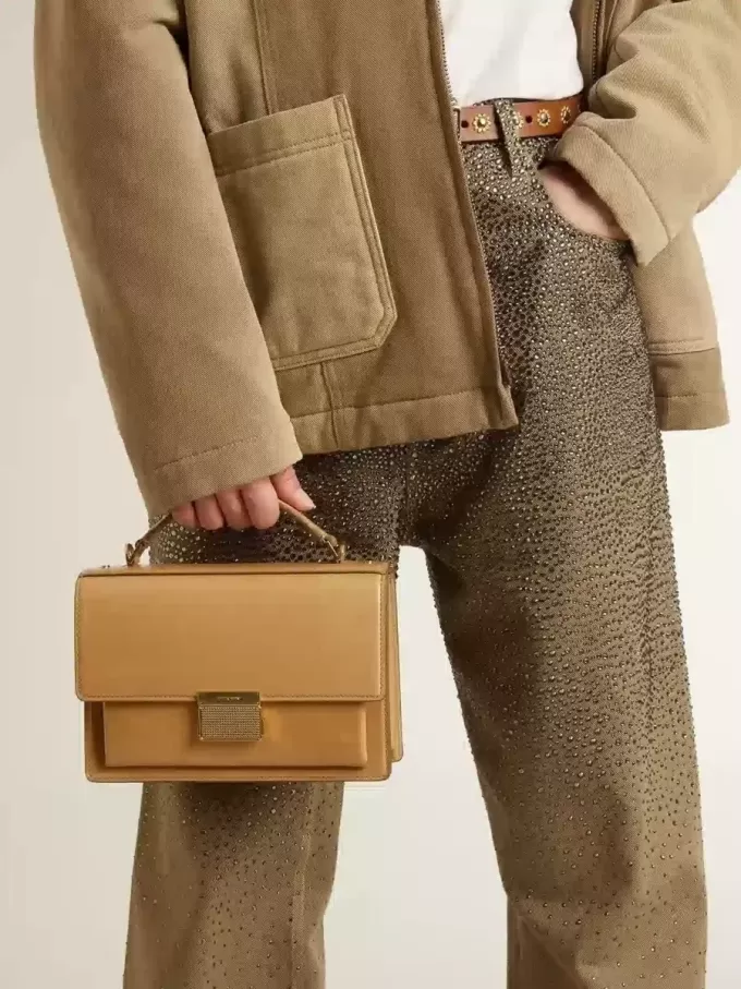 Borsa Venezia in pelle goffrata giallo ocra con dettagli dorati Borsa Venezia in pelle goffrata giallo ocra con dettagli dorati