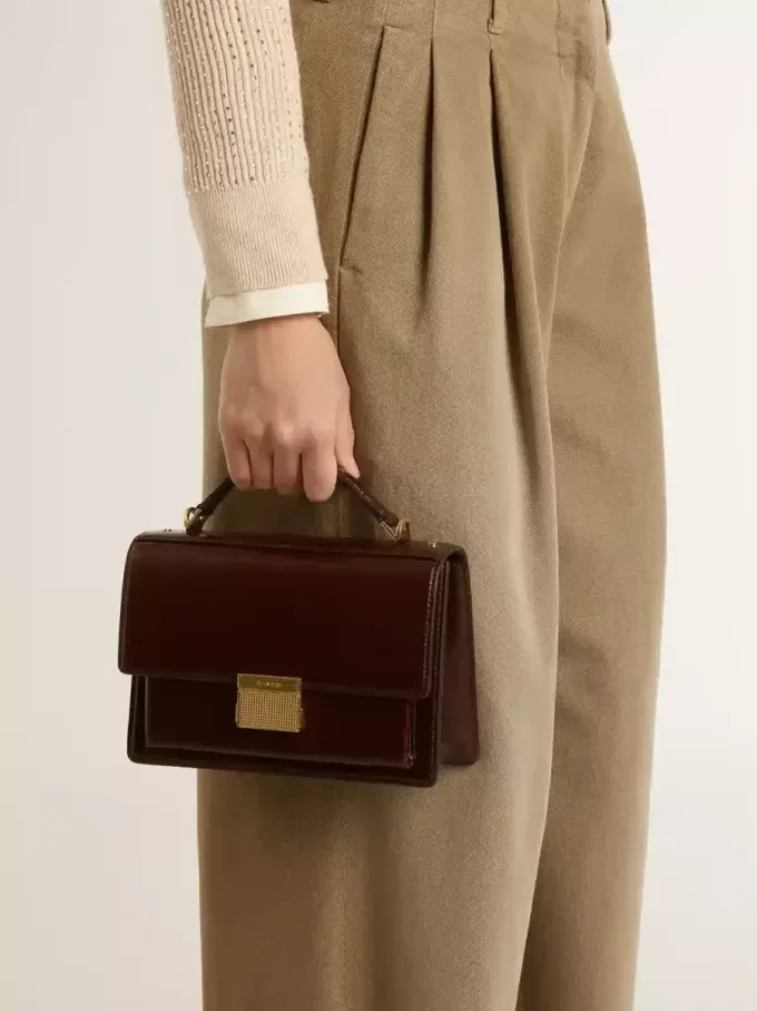 Borsa Venezia in pelle laminata marrone scuro con dettagli dorati Borsa Venezia in pelle laminata marrone scuro con dettagli dorati