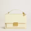 Borsa Venezia in pelle martellata color burro con doppio charm Borsa Venezia in pelle martellata color burro con doppio charm