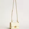 Borsa Venezia in pelle martellata color burro con doppio charm Borsa Venezia in pelle martellata color burro con doppio charm