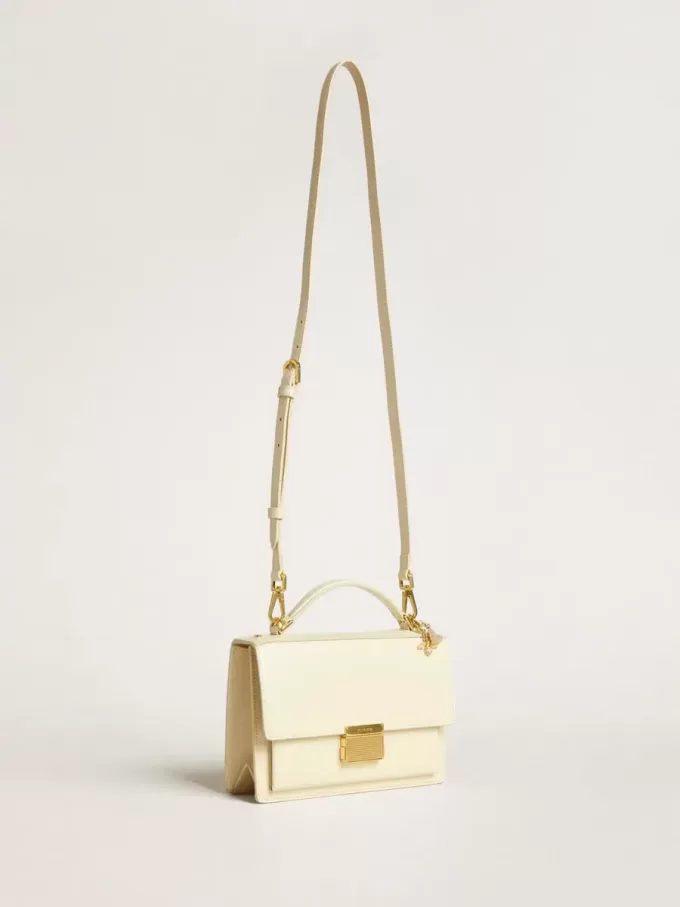 Borsa Venezia in pelle martellata color burro con doppio charm Borsa Venezia in pelle martellata color burro con doppio charm