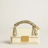 Borsa Venezia piccola in pelle color burro con sciarpa intrecciata e doppio ciondolo Borsa Venezia piccola in pelle color burro con sciarpa intrecciata e doppio ciondolo
