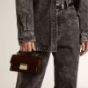 Borsa Venezia piccola in pelle laminata marrone scuro con dettagli dorati