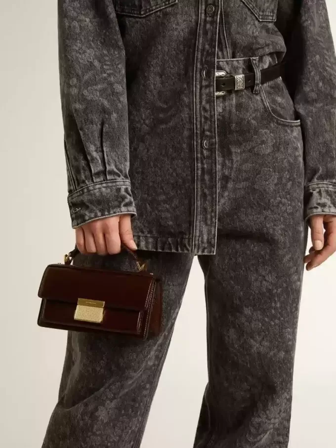 Borsa Venezia piccola in pelle laminata marrone scuro con dettagli dorati