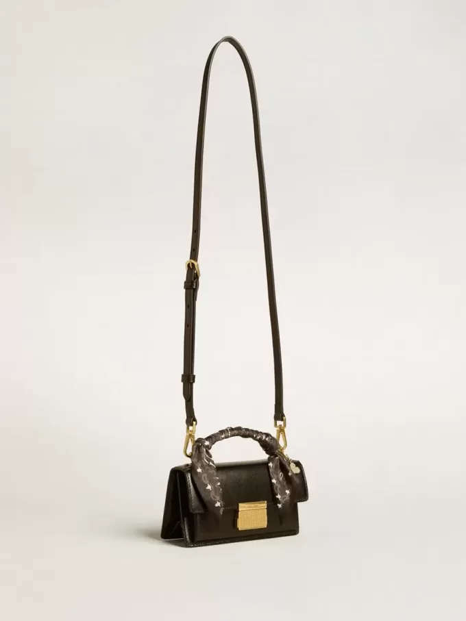 Borsa Venezia piccola in pelle nera con foulard in seta e charm Borsa Venezia piccola in pelle nera con foulard in seta e charm