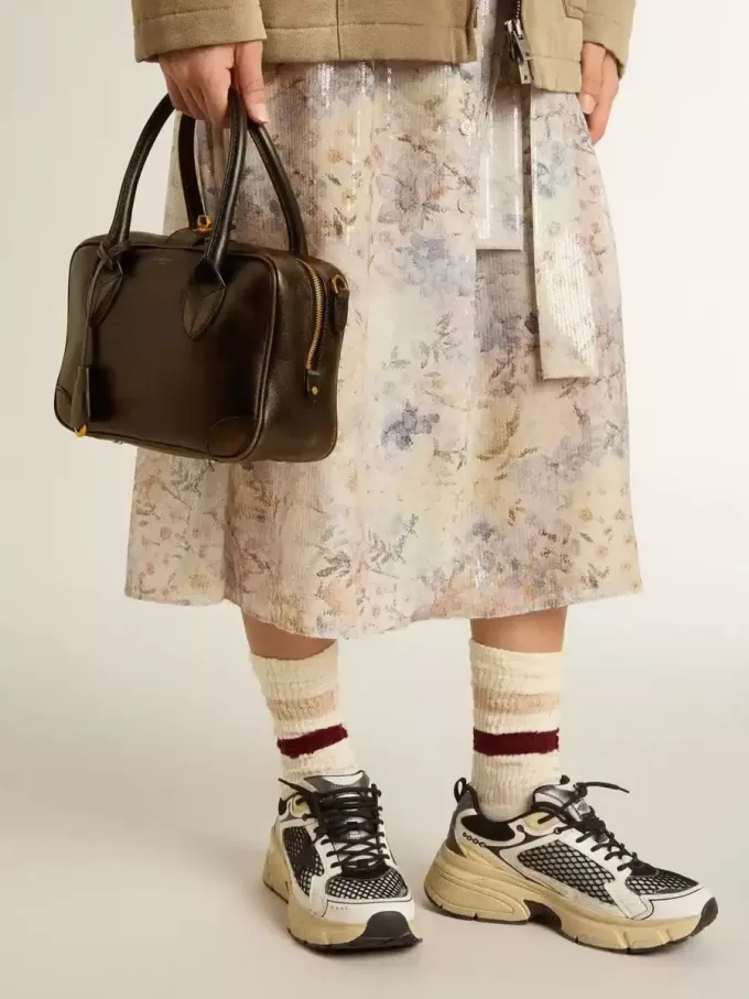 Borsa Vita in pelle nera invecchiata con dettagli dorati Borsa Vita in pelle nera invecchiata con dettagli dorati
