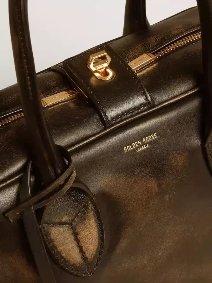 Borsa Vita in pelle nera invecchiata con dettagli dorati Borsa Vita in pelle nera invecchiata con dettagli dorati