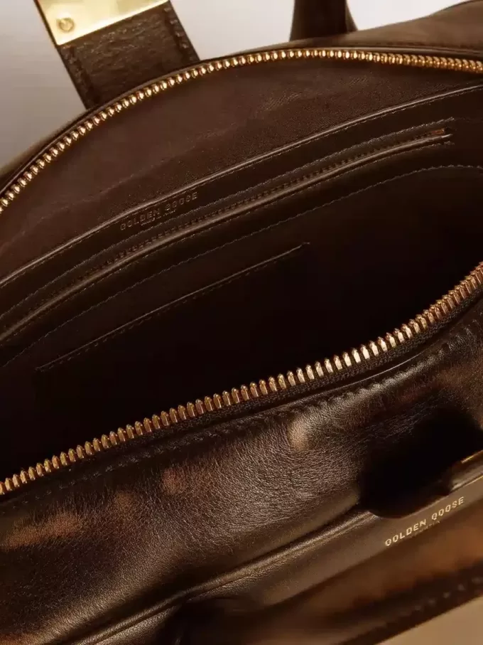 Borsa Vita in pelle nera invecchiata con dettagli dorati Borsa Vita in pelle nera invecchiata con dettagli dorati