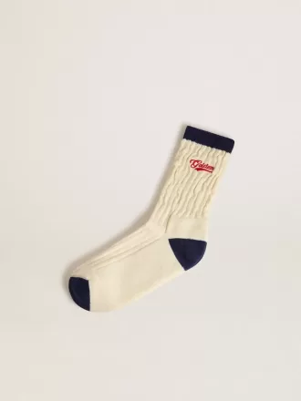 Calzini a coste color crema con dettagli blu navy e logo rosso
