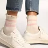 Calzini bianchi con finitura effetto consumato, logo rosa confetto e strisce Calzini bianchi con finitura effetto consumato, logo rosa confetto e strisce