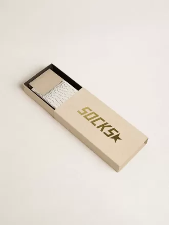 Calzini bianchi consumati con cristalli applicati