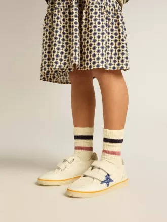 Calzini bianchi da bambino con dettagli consumati e strisce bicolori lilla e blu