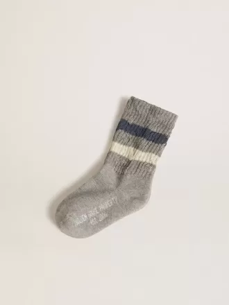 Calzini grigi da bambino con dettagli consumati e righe bianche e blu effetto usato