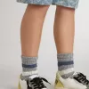 Calzini grigi da bambino con dettagli consumati e righe bianche e blu effetto usato
