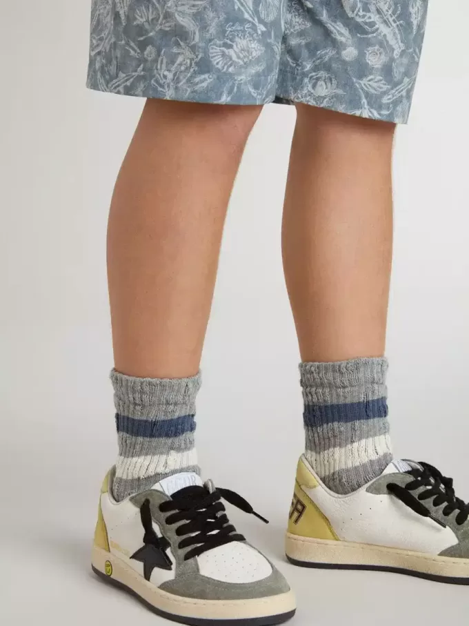 Calzini grigi da bambino con dettagli consumati e righe bianche e blu effetto usato