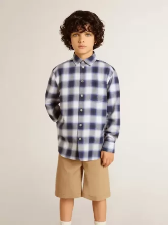 Camicia a quadri blu e bianca da bambino con stampa sul retro