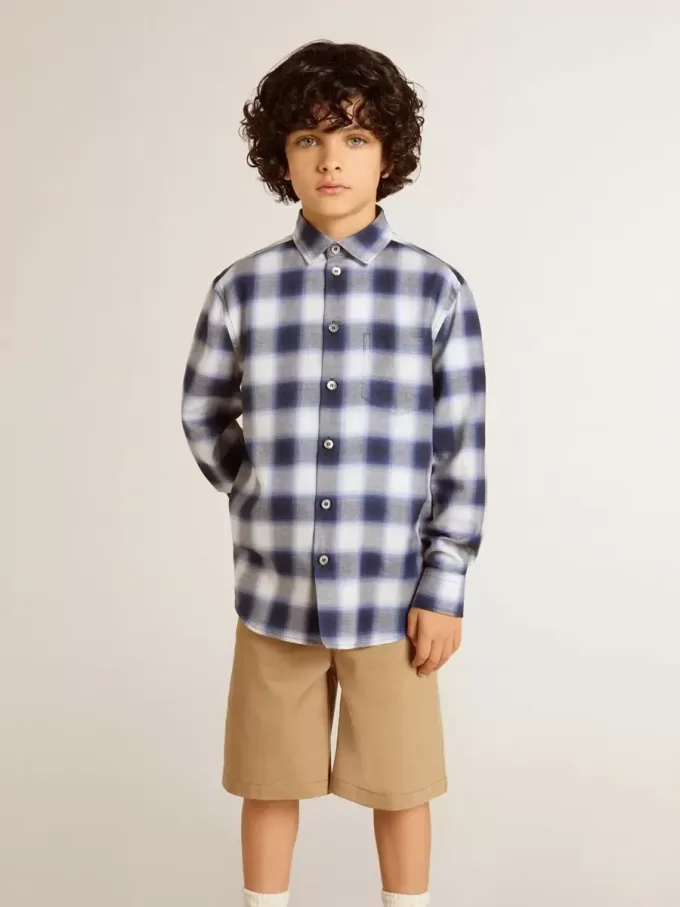 Camicia a quadri blu e bianca da bambino con stampa sul retro