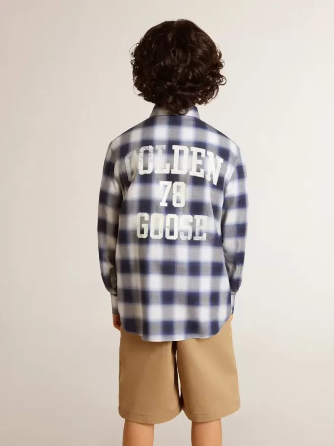 Camicia a quadri blu e bianca da bambino con stampa sul retro
