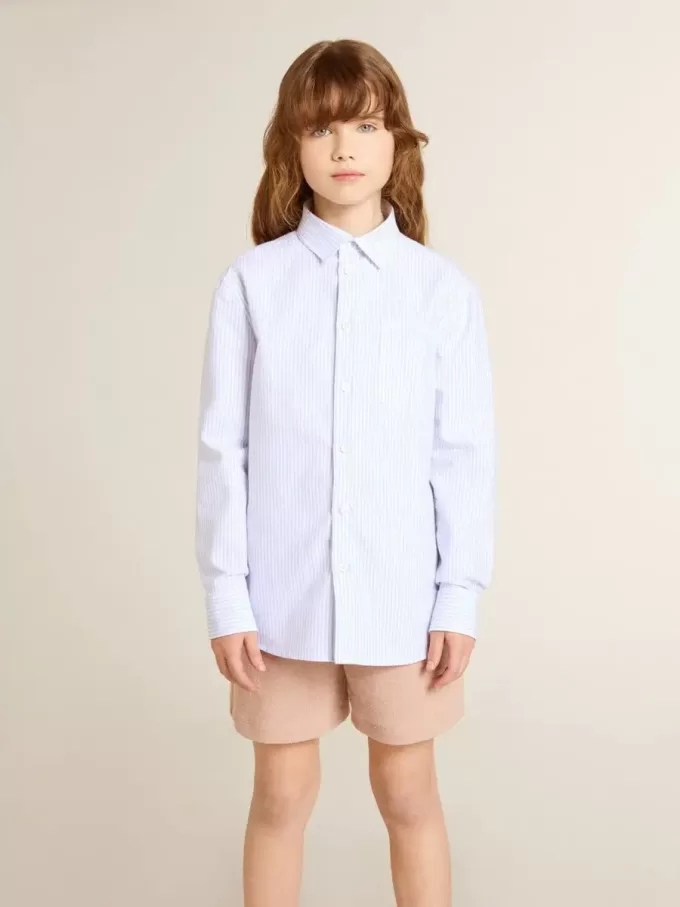 Camicia a righe da bambina con scritta ricamata sulla tasca