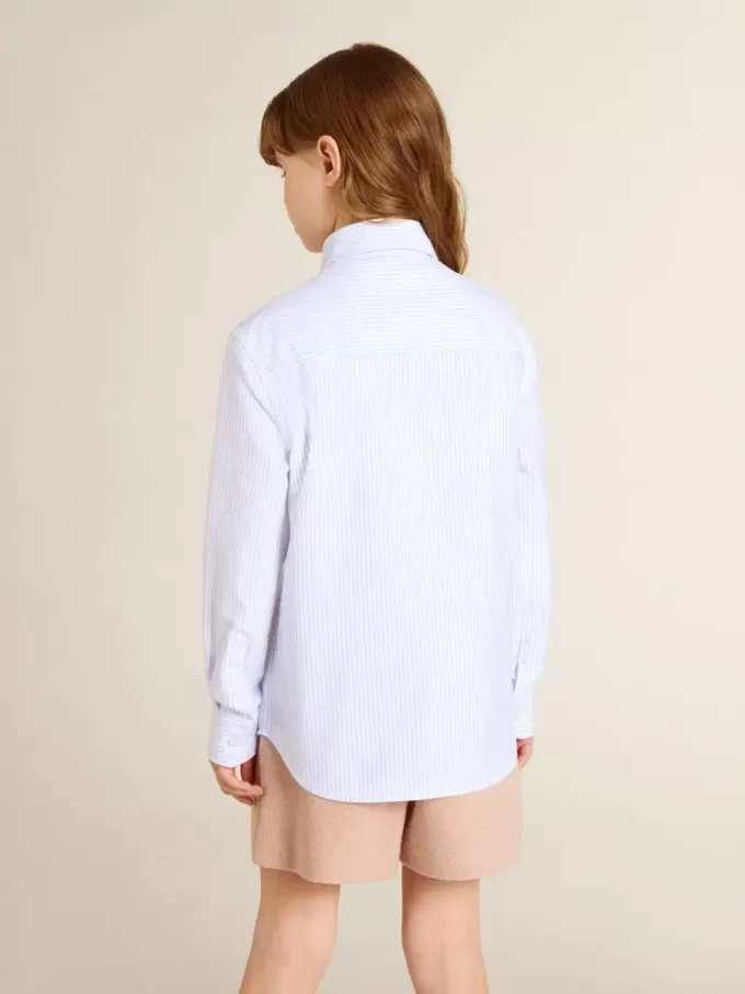 Camicia a righe da bambina con scritta ricamata sulla tasca