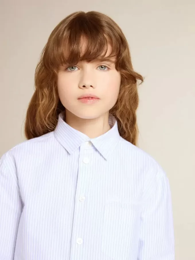 Camicia a righe da bambina con scritta ricamata sulla tasca