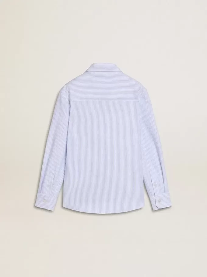 Camicia a righe da bambina con scritta ricamata sulla tasca