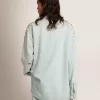 Camicia boyfriend da donna sbiancata con cristalli cabochon Camicia boyfriend da donna sbiancata con cristalli cabochon