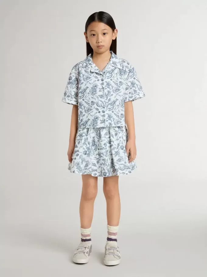 Camicia corta bianca da bambina con stampa blu Camicia corta bianca da bambina con stampa blu